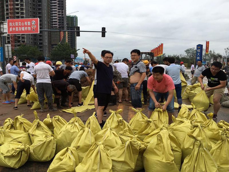 2016年7月20日，集團公司組織員工參與“安陽7·19特大洪水”搶險救災(zāi)工作。